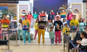 Sejumlah pria dan wanita hingga anak-anak tengah asik memperkenalkan baju brand dari POLO di Botani Square