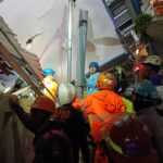 Proses evakuasi dua warga lebak kantin sempur Bogor yang tertimbun longsor pada Minggu 24 Maret 2024 malam