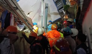 Proses evakuasi dua warga lebak kantin sempur Bogor yang tertimbun longsor pada Minggu 24 Maret 2024 malam Proses evakuasi dua warga lebak kantin sempur Bogor yang tertimbun longsor pada Minggu 24 Maret 2024 malam