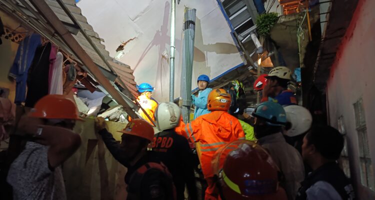 Proses evakuasi dua warga lebak kantin sempur Bogor yang tertimbun longsor pada Minggu 24 Maret 2024 malam