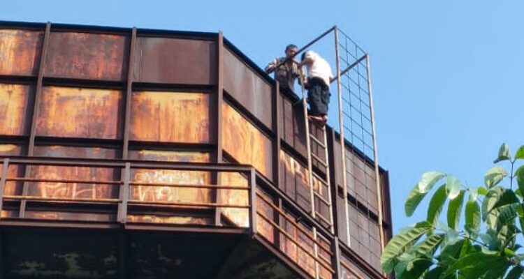 Bhabinkamtibmas Tanah Sareal Tengah menyelematkan seorang pemuda yang ingin lakukan bunuh diri