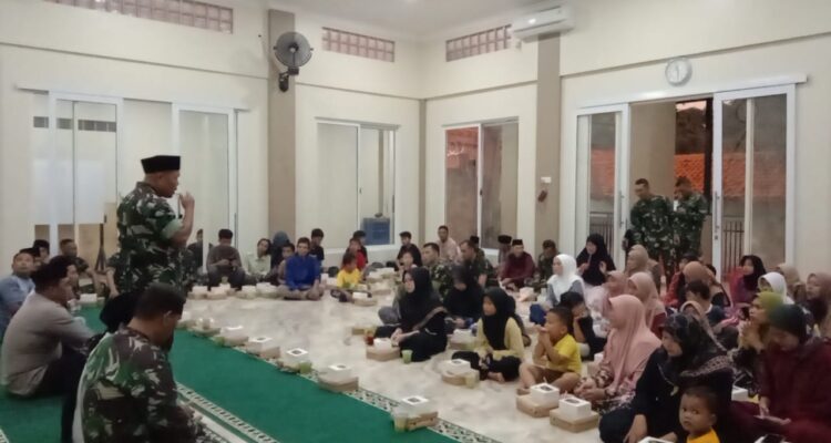 Anggota Kodim 0621 Kabupaten Bogor gelar buka puasa bersama dengan warga yang terdampak ledakan gudang peluru
