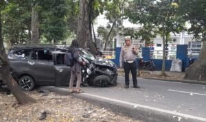 Mobil yang alami kecelakaan di Jalan Pemuda ringsek Mobil yang alami kecelakaan di Jalan Pemuda ringsek