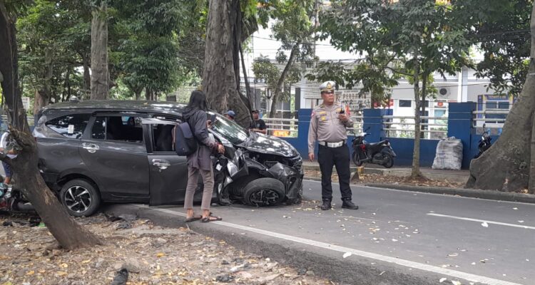 Mobil yang alami kecelakaan di Jalan Pemuda ringsek
