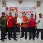 Pengacara kontroversial, Farhat Abbas mengembalikan formulir pendaftaran Baca walkot Bogor lewat DPC PDIP