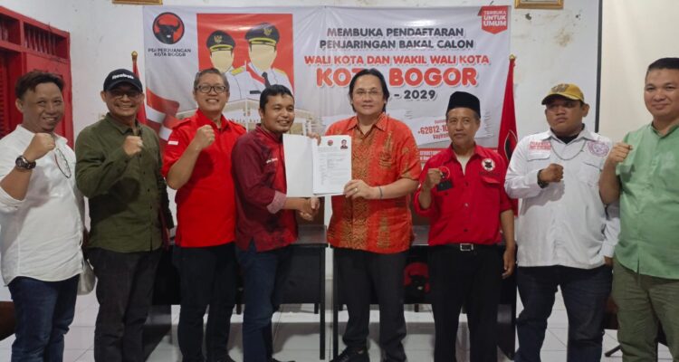 Pengacara kontroversial, Farhat Abbas mengembalikan formulir pendaftaran Baca walkot Bogor lewat DPC PDIP