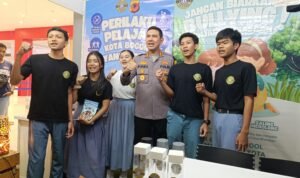 Kapolresta Bogor Kota, Kombes Pol Bismo Teguh Prakoso saat meninjau stand SKCK Goes To School Kapolresta Bogor Kota, Kombes Pol Bismo Teguh Prakoso saat meninjau stand SKCK Goes To School