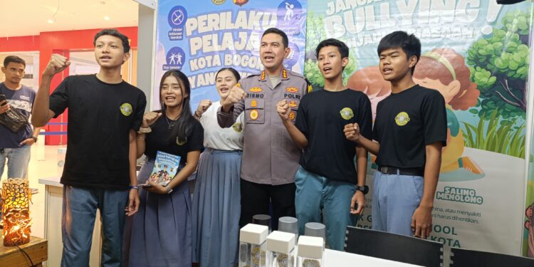 Kapolresta Bogor Kota, Kombes Pol Bismo Teguh Prakoso saat meninjau stand SKCK Goes To School