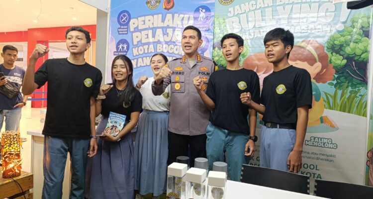 Kapolresta Bogor Kota, Kombes Pol Bismo Teguh Prakoso saat meninjau stand SKCK Goes To School