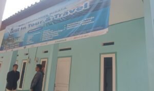 Rumah kontrakan yang di jadikan kantor travel, bus yang angkut Pelajar SMK Lingga Kencana Depok Rumah kontrakan yang di jadikan kantor travel, bus yang angkut Pelajar SMK Lingga Kencana Depok