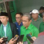 Bacawalkot Bogor Dedie A Rachim bersama Ketua DPC PPP Kota Bogor saat di wawancara oleh wartawan di kantor sekretariat