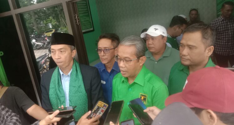 Bacawalkot Bogor Dedie A Rachim bersama Ketua DPC PPP Kota Bogor saat di wawancara oleh wartawan di kantor sekretariat