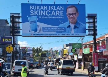 Bilboard Bima Arya terpangpang dengan iklan scinkare