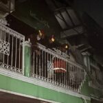 Saat petugas damkar memadamkan api