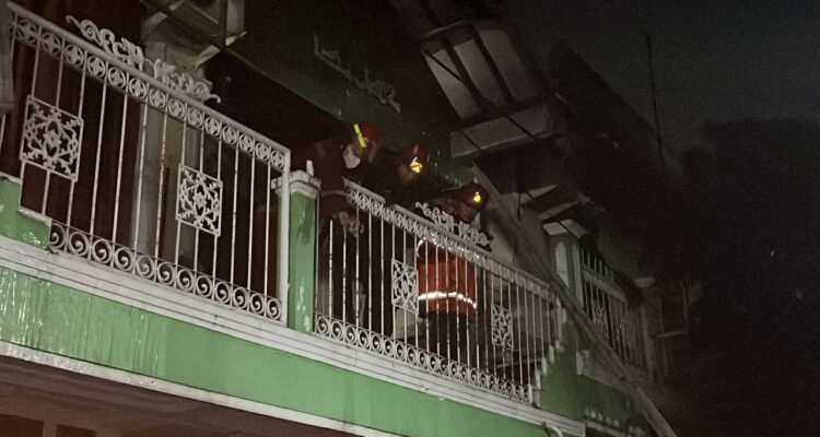 Saat petugas damkar memadamkan api