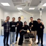 Ramadhan Sananta (tiga dari kiri) bersama Muhammad Dimas Drajad, Nadeo Argawinata, dan Rizky Ridho Ramadhani di salah satu klinik yang dibangunnya. (PERSIKABO 1973 OFFICIAL)