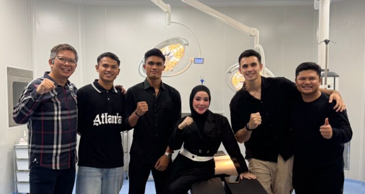 Ramadhan Sananta (tiga dari kiri) bersama Muhammad Dimas Drajad, Nadeo Argawinata, dan Rizky Ridho Ramadhani di salah satu klinik yang dibangunnya. (PERSIKABO 1973 OFFICIAL)