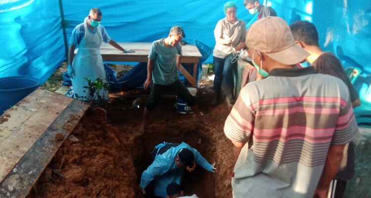 Proses otopsi yang dilakukan pihak kepolisian