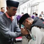Pj Walikota Bogor Hery Antasari saat menyambut jamaah haji asal Kota Bogor yang telah pulang ke tanah air