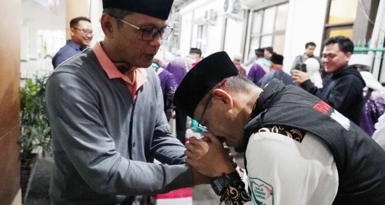 Pj Walikota Bogor Hery Antasari saat menyambut jamaah haji asal Kota Bogor yang telah pulang ke tanah air