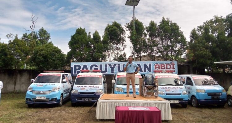 Bakal Calon Walikota Bogor, Jenal Mutaqin, meresmikan mobil ambulance dan layanan pemeriksaan kesehatan gratis di Lapangan Majlis Ta'lim Al Hasaniyah, RW.01, Sindangrasa, Bogor Timur, Kota Bogor pada Minggu, 7 Juli 2024.