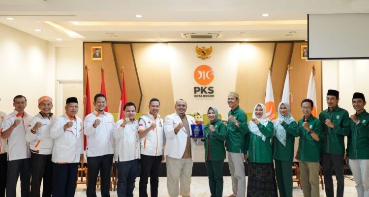 DPD PKS dan PKB Kota Bogor berfoto bersama seusai melakukan pertemuan singkat yang dilakukan pada malam Minggu kemarin