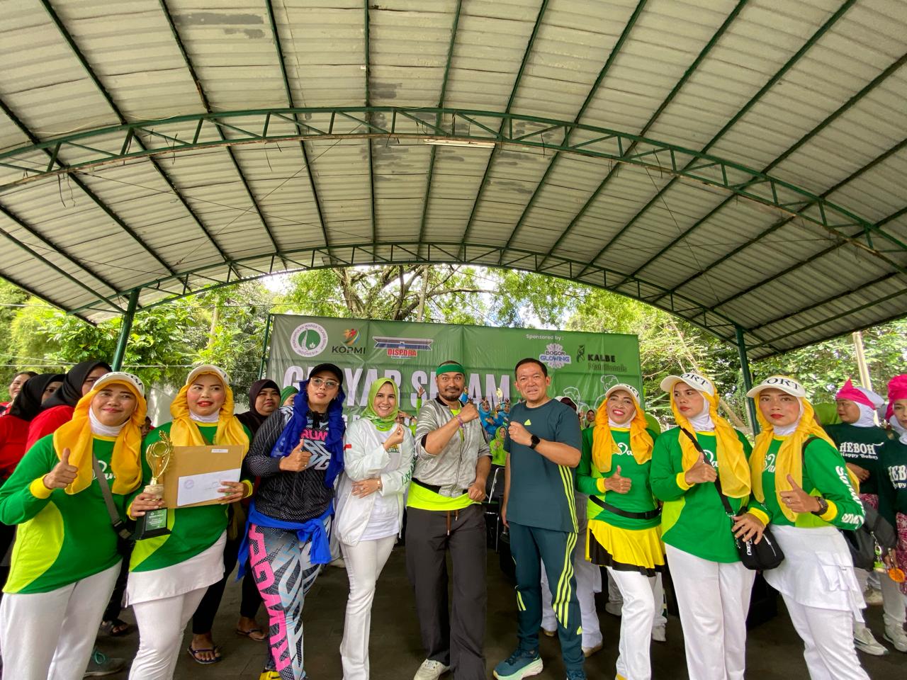 Senam glowing di Bogor bersama Dokter Rayendra. Senam glowing di Bogor bersama Dokter Rayendra.