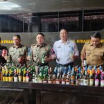 Satpol PP Kota Bogor Hancurkan 1.890 Botol Miras dari 2 Lokasi Ini