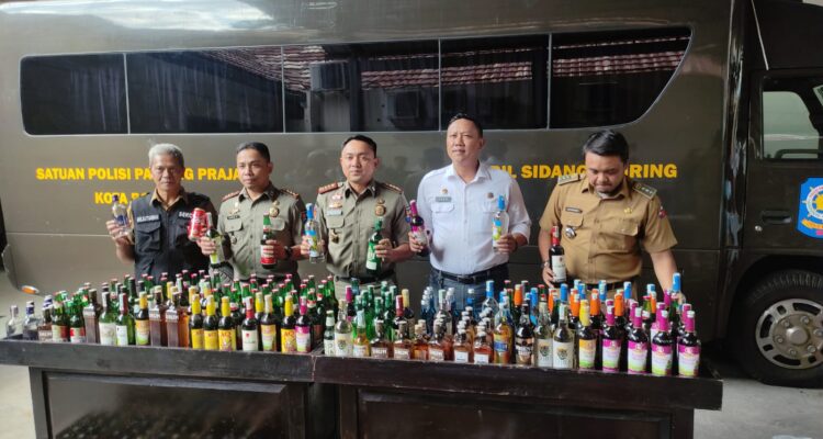 Satpol PP Kota Bogor Hancurkan 1.890 Botol Miras dari 2 Lokasi Ini