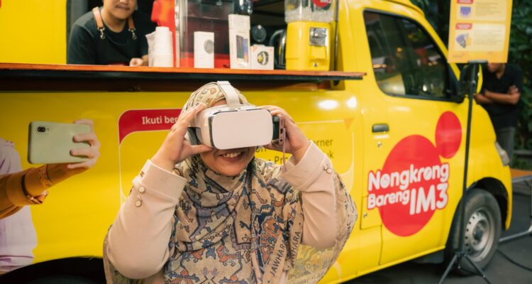 Indosat Ooredoo Hutchison (Indosat/IOH)* melalui brand *IM3* meluncurkan program *Nongkrong Bareng IM3* untuk memberikan pengalaman internet kelas dunia bagi milenial melalui berbagai aktivitas menarik. Melalui pengembangan teknologi terbaru, IM3 menawarkan paket data yang sesuai dengan perilaku belanja konsumen lewat produk *Hot Pomo yang kini tersedia di outlet-outlet IM3*. Dalam rangka merayakan kemerdekaan Indonesia ke-79, IM3 menggelar *Pesta Rakyat IM3 di 39 lokasi di Jabodetabek, Banten, Karawang, dan Sukabumi*, memungkinkan masyarakat merasakan kualitas jaringan IM3 yang optimal sambil merayakan kemeriahan kemerdekaan.