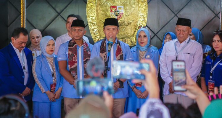 Calon Wali Kota dan Wakil Walikota Bogor Dedie A Rachim dan Jenal Mutaqin saat memberikan keterangan sesuai melakukan pendaftaran ke KPU