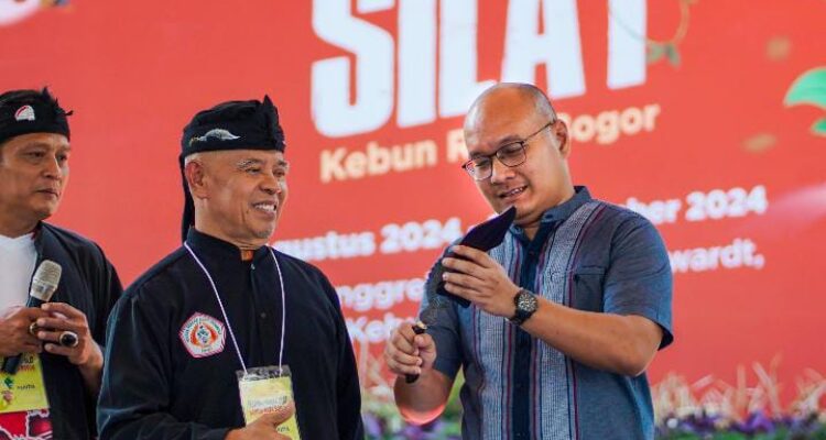 Kebun Raya Bogor Menerima Cinderamata Kujang Pusaka dari IPSI Kota Bogor