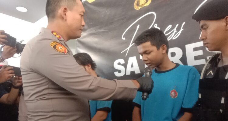 Kapolres Bogor, AKBP Rio bersama salah satu pelaku penembakan di Klapanunggal Bogor