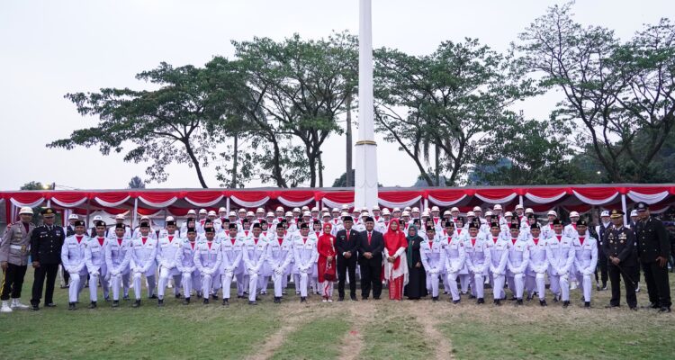 Foto bersama Paskibraka Kota Bogor bersama Atang Trisnanto