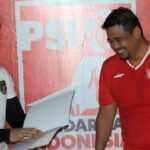 Ketua Umum Partai Solidaritas Indonesia (PSI) Kaesang Pangarep (kiri) menyerahkan surat rekomendasi kepada bakal calon Gubernur Sumatera Utara Bobby Nasution (kanan) di Lapangan Gajah Mada Medan, Sumatera Utara, Rabu, 14 Agustus 2024. PSI secara resmi mendukung Bobby Nasution untuk maju pada pemilihan Gubernur dan Wakil Gubernur Provinsi Sumatera Utara. ANTARA/Yudi Manar