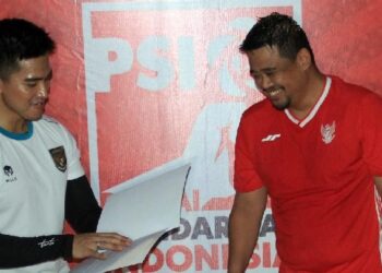 Ketua Umum Partai Solidaritas Indonesia (PSI) Kaesang Pangarep (kiri) menyerahkan surat rekomendasi kepada bakal calon Gubernur Sumatera Utara Bobby Nasution (kanan) di Lapangan Gajah Mada Medan, Sumatera Utara, Rabu, 14 Agustus 2024. PSI secara resmi mendukung Bobby Nasution untuk maju pada pemilihan Gubernur dan Wakil Gubernur Provinsi Sumatera Utara. ANTARA/Yudi Manar