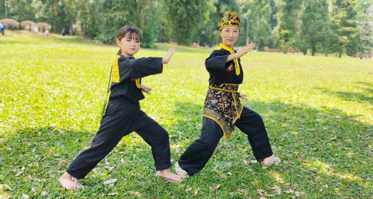 Dua warga jepang ikuti turnamen pencak silat di Kebun Raya Bogor