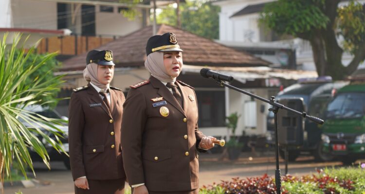 Kepala Kejaksaan Negeri Kota Bogor Meilinda, saat memimpin upacara di hari kejakasaan tahun 2024