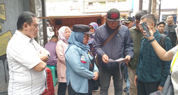 Sekda Kota Bogor, Syarifah Sofiah saat meninjau gang roda suryakencana