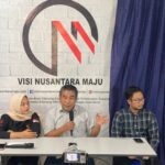 Pengamat Politik Yusfitriadi (Tengah)