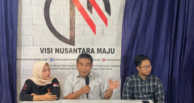 Pengamat Politik Yusfitriadi (Tengah)