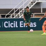 Pemain Persikabo 1973 saat memegang bola