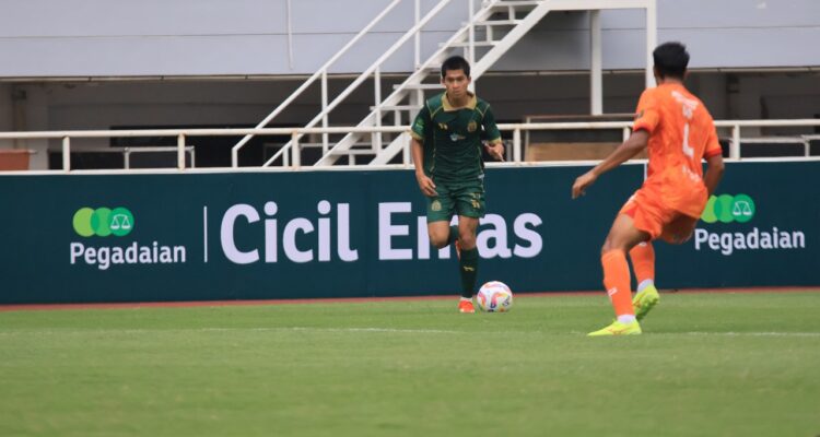 Pemain Persikabo 1973 saat memegang bola