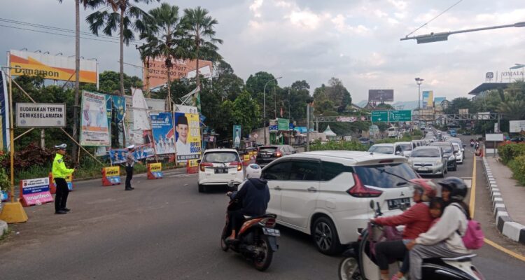Pantauan di gadog puncak bogor, situasi lalu lintas di jalur Puncak sudah kembali dua arah