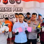 Polresta Bogor Kota saat menunjukan barang bukti hasil penipuan wisatawan di Bogor