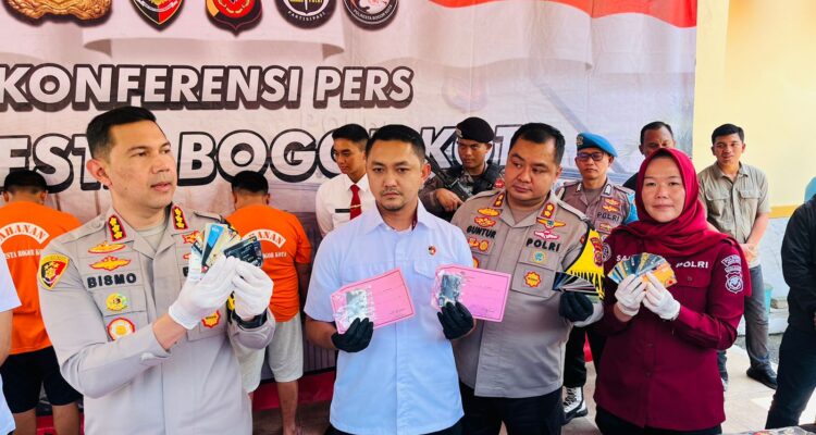 Polresta Bogor Kota saat menunjukan barang bukti hasil penipuan wisatawan di Bogor