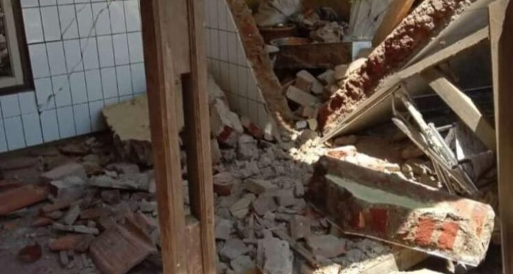 Bangunan yang ambruk karena gempabumi yang terjadi di Bandung