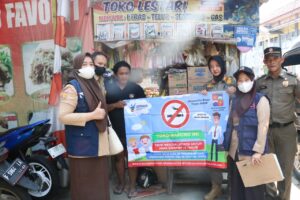 Petugas Dinkes Kota Bogor konsisten mengawasi peredaran dan penjualan rokok di minimarket hingga warung-warung yang berada di pelosok Kota Bogor.