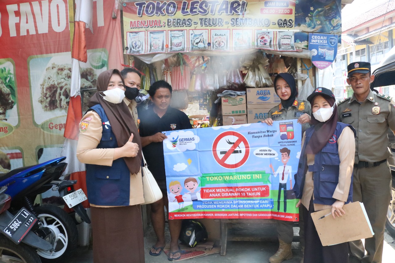 Petugas Dinkes Kota Bogor konsisten mengawasi peredaran dan penjualan rokok di minimarket hingga warung-warung yang berada di pelosok Kota Bogor.