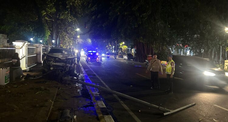 Mobil BRV tabrak tiang dekat samping Istana dan depan kantor balaikota Bogor
